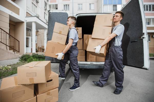 DIY moving vs hiring professional movers