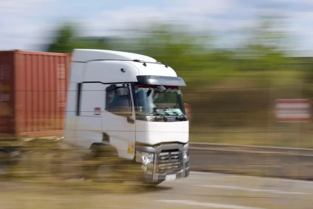 Long distance moving truck